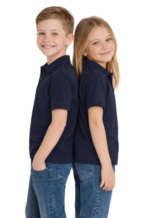 Koszulka polo dziecięca dla chłopca i dziewczynki w wieku 3-14 lat granatowa widok dzieci plecemi.png