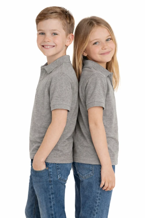 Koszulka polo dziecięca dla chłopca i dziewczynki w wieku 3-14 lat szara widok dzieci plecemi.png