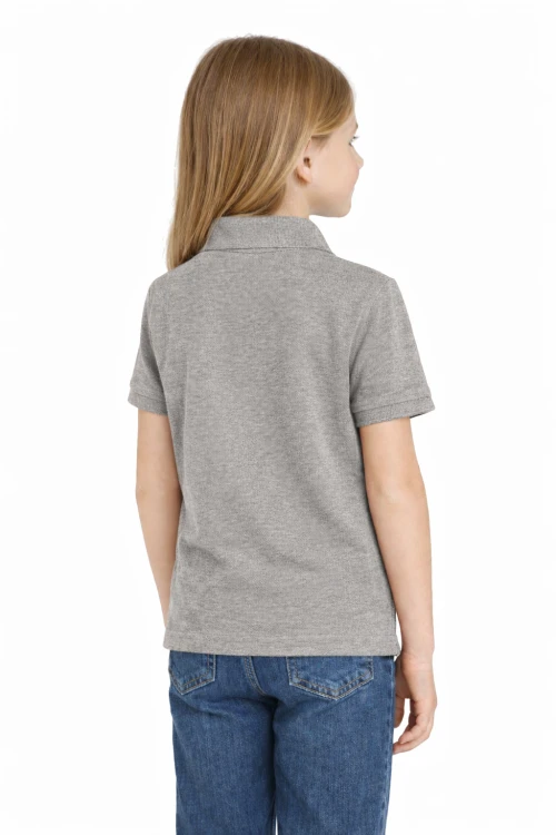 Koszulka polo dziecięca dla chłopca i dziewczynki w wieku 3-14 lat szara widok z tyłu dziewczynka.png
