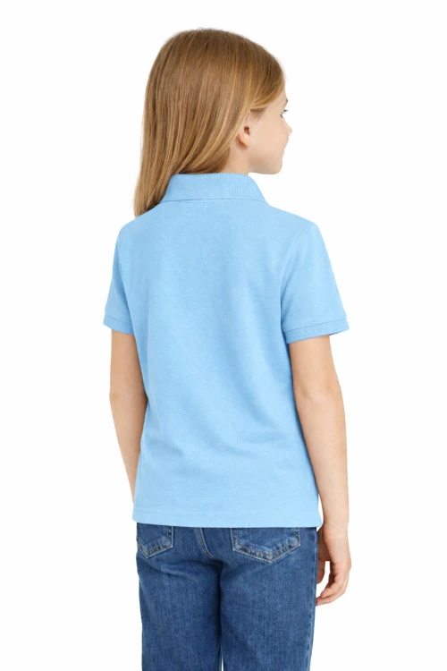 Koszulka polo dziecięca dla chłopca i dziewczynki w wieku 3-14 lat niebieska widok z tyłu dziewczynka.png