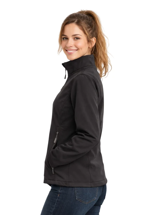 Kurtka damska softshell z kieszeniami zapinanan na zamek kolor czarny widok z boku.png