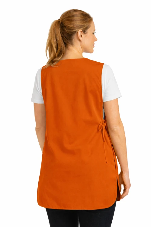 Fartuszek kuchenny wkładany przez głowę zawiązywany z boku z podwójną kieszenią kolor pomarańczowy widok z tyłu.png