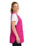 Fartuszek kuchenny wkładany przez głowę zawiązywany z boku z podwójną kieszenią kolor różowy widok z boku.png