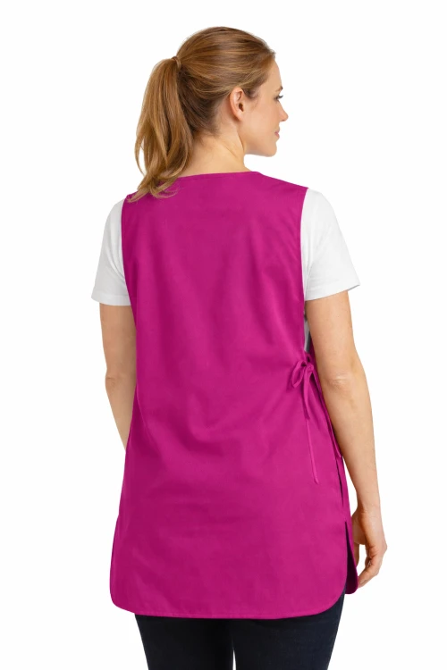 Fartuszek kuchenny wkładany przez głowę zawiązywany z boku z podwójną kieszenią kolor różowy widok z tyłu.png