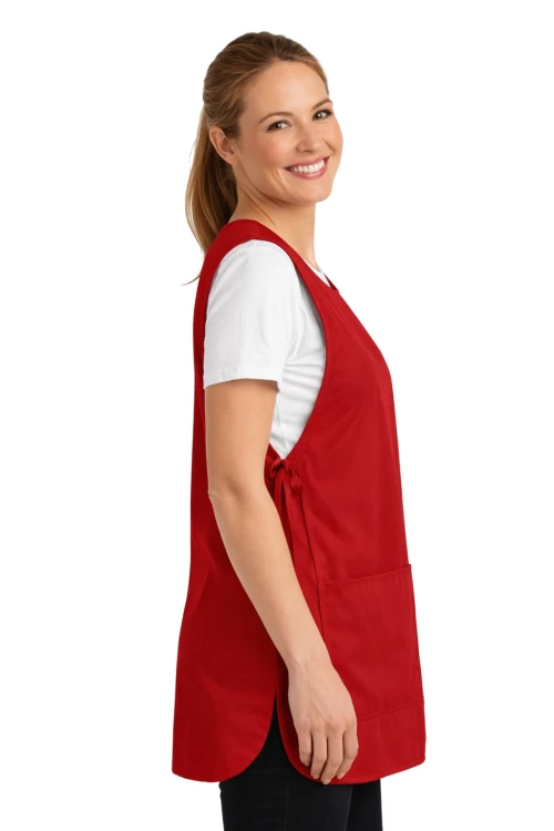 Fartuszek kuchenny wkładany przez głowę zawiązywany z boku z podwójną kieszenią kolor czerwony widok z boku.png