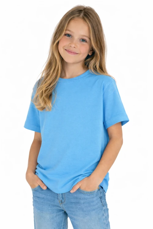 T-shirt dziecięcy dla chłopca i dziewczynki kolor niebieski widok dziewczynki w t-shirt.png