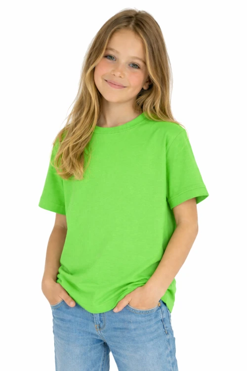 T-shirt dziecięcy dla chłopca i dziewczynki kolor limonka widok dziewczynki w t-shirt.png