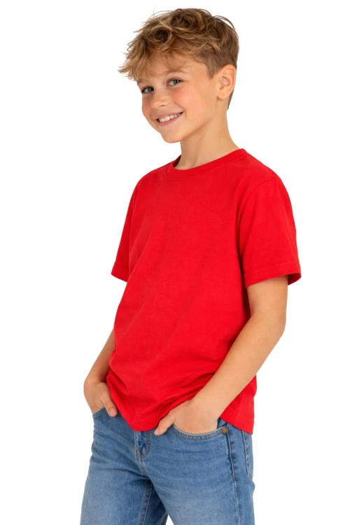 T-shirt dziecięcy dla chłopca i dziewczynki kolor czerwony widok chłopca w t-shirt.png