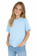 T-shirt dziecięcy dla chłopca i dziewczynki kolor jasnyniebieski widok dziewczynki w t-shirt.png