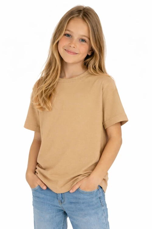 T-shirt dziecięcy dla chłopca i dziewczynki kolor beżowy widok dziewczynki w t-shirt.png