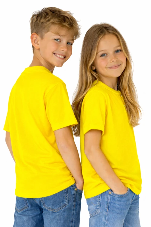 T-shirt dziecięcy dla chłopca i dziewczynki kolor żółty widok z boku.png