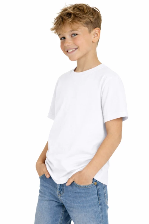 T-shirt dziecięcy dla chłopca i dziewczynki kolor biały widok chłopca w t-shirt.png
