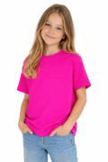 T-shirt dziecięcy dla chłopca i dziewczynki kolor fuksja widok dziewczynki w t-shirt.png