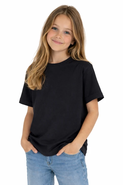 T-shirt dziecięcy dla chłopca i dziewczynki kolor czarny widok dziewczynki w t-shirt.png