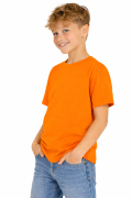 T-shirt dziecięcy dla chłopca i dziewczynki kolor pomarańczowy widok chłopca w t-shirt.png